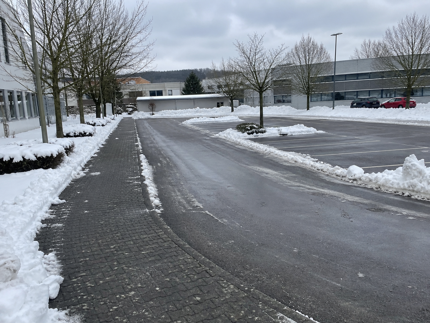 Winterdienst in Monheim am Rhein, geräumter und gestreuter Gehweg